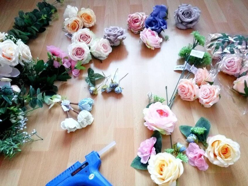 Svatební dekorace budou ručně vyrobené z umělých květin.
