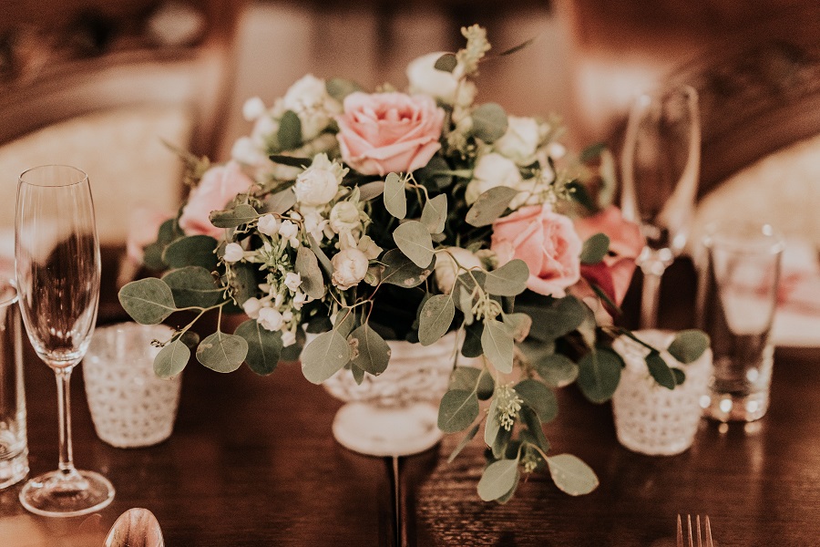 svatební kytice na stole